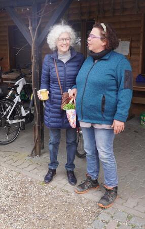 von links nach rechts: Heidi Gruber, Gleichstellungsbeauftragte, Agnes Weisheit, im Hintergrund ein Fahrrad