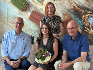 Man sieht B&uuml;rgermeister Karl Dieter W&uuml;nstel, Vanessa Rauch (Verwaltungsfachwirtin), hinten: Sibylle Glittenberg Personalreferentin), Thomas Merz (Leitung Fachbereich &raquo;Zentrale Dienste&laquo;)