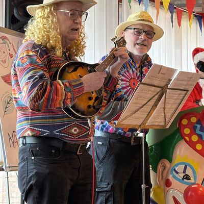 Bild vergr&ouml;&szlig;ern: Musikalischer Auftakt: Karl Heinz Schnorr und Peter W&uuml;nstel mit ihrem eigens komponierten Lied &raquo;Am Gel&auml;nder&laquo;