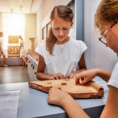 Bild vergrößern: Zwei Mädchen im Terra Sigillata Museum Rheinzabern