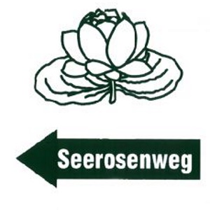 Das Logo des Seerosenweges zeigt eine grüne stilisierte Seerose und einen grünen Pfeil mit weißer Schrift.