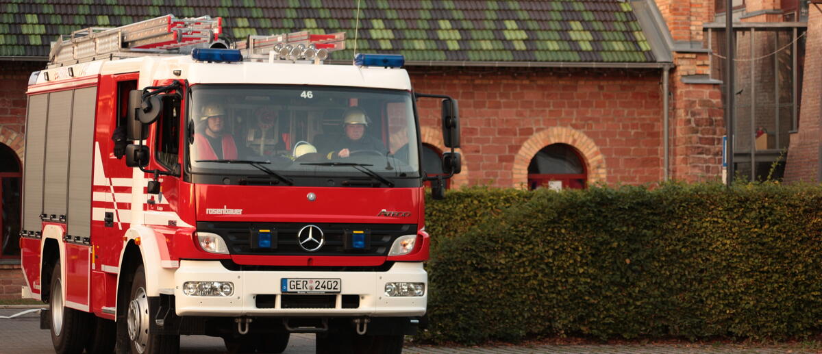 Bild vergrößern: Feuerwehrauto auf dem Parkplatz vor der Verbandsgemeindeverwaltung
