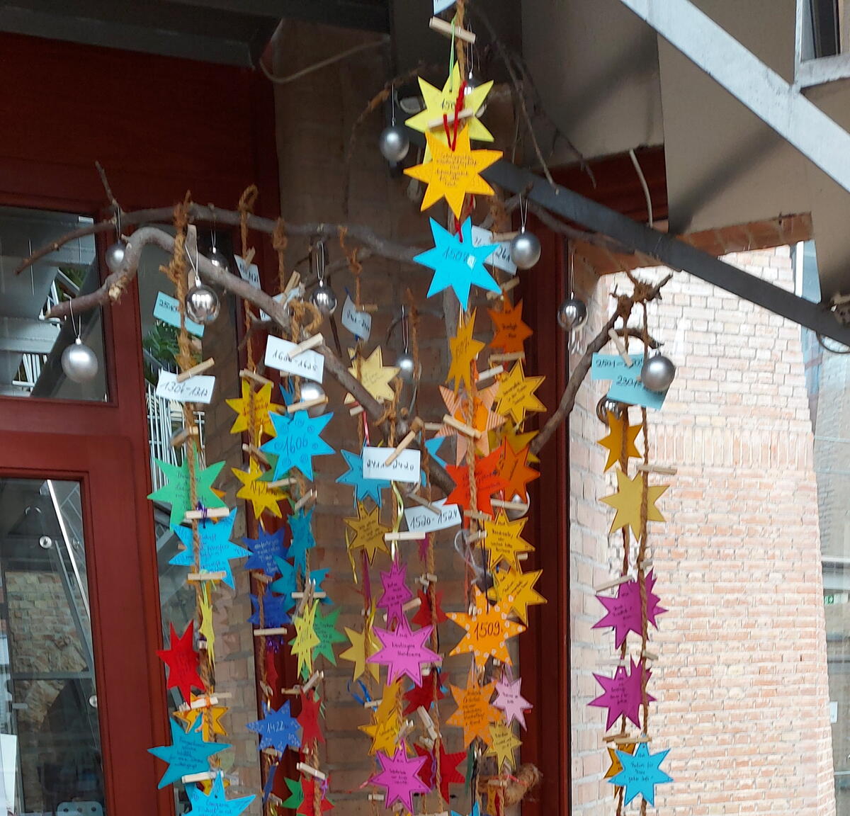 Bild vergrößern: Wunschbaum im Foyer der Verbandsgemeindeverwaltung mit Sternen