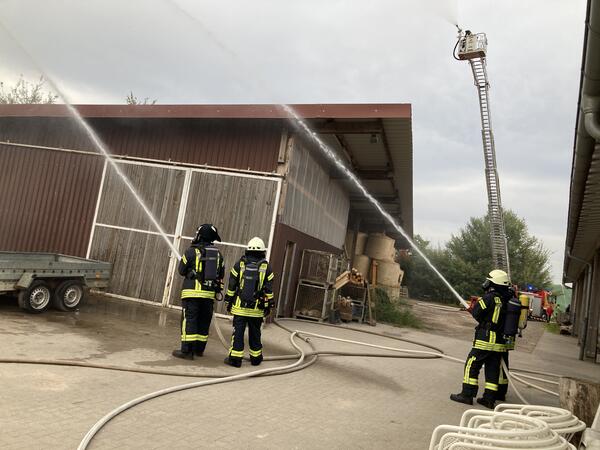 Bild vergrößern: Feuerwehrhauptübung Wasserangriff