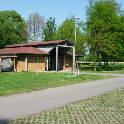 Bild vergrößern: Grillhütte Neupotz - Außenbereich